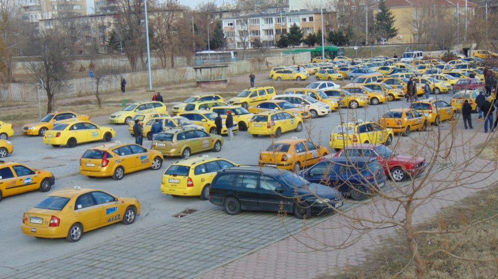 Таксиметровите шофьори стягат протест