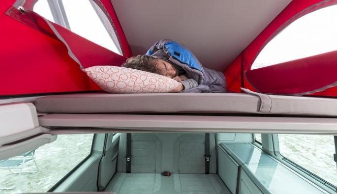 В палатката може да спят двама човека, като допустимото тегло е 150 кг, но от VW са се презастраховали, таванът издържа и повече.