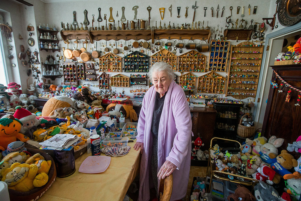 Катрин Бломен е заобиколена от колекцията си от играчки Kinder Surprise в жилищетп Брюксел, Белгия. Катрин Бломен (86-годишна) е започнала да събира играчки и плюшени мечета, когато е била на 21. Сега в нейната колекция има повече от 6000 броя играчки.
