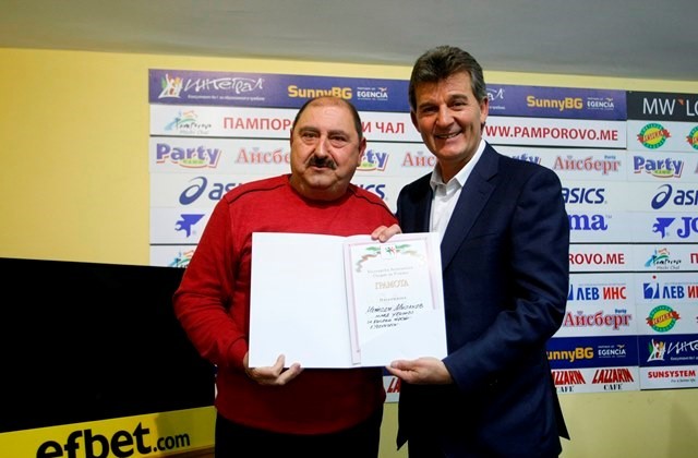 Наградата на Българската асоциация спорт за учащи беше връчена на директора на Първа езикова гимназия Веселин Василев от легендарния български футболист Емил Костадинов