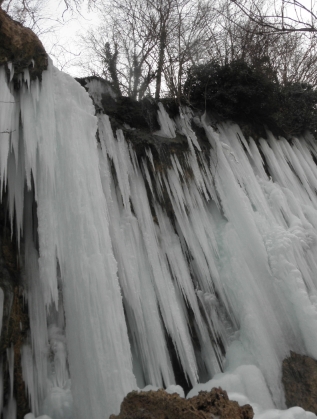 Смоличaнски водопад през зимата