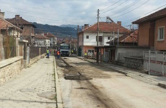 Започна ремонт на уличната мрежа в Белица
