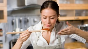 жена готвач