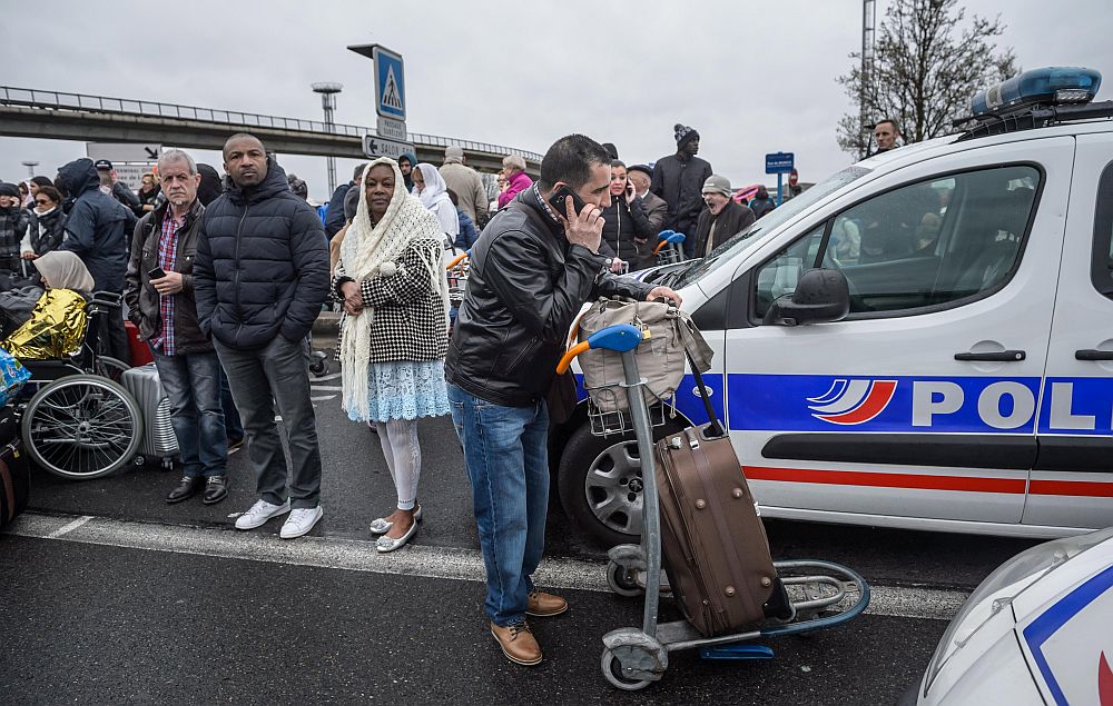 Мъж бе убит на 18 март сутринта на летище Орли, южно от Париж, след като опита да открадне оръжие от военен