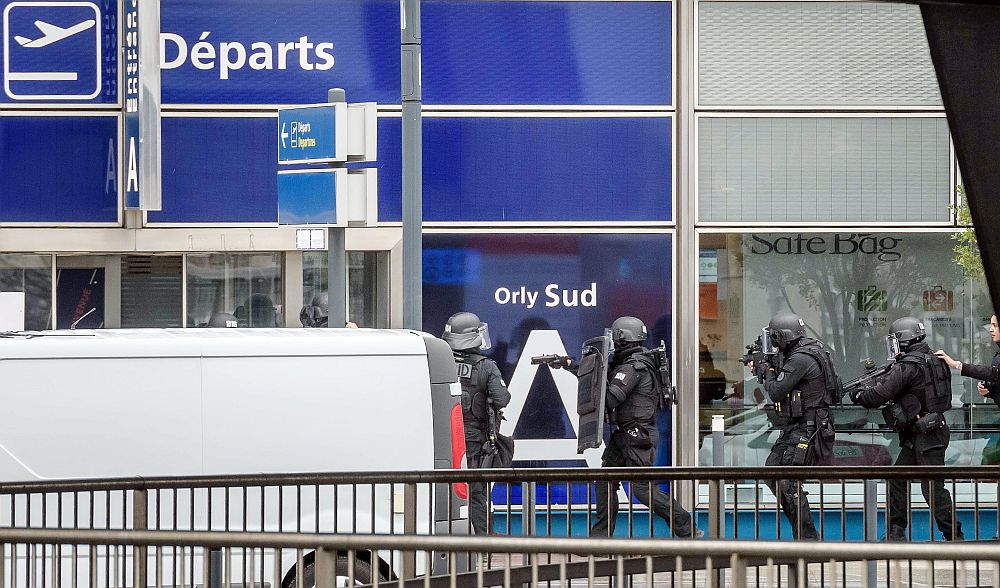 Мъж бе убит на 18 март сутринта на летище Орли, южно от Париж, след като опита да открадне оръжие от военен