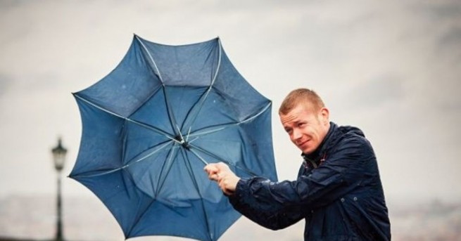 Скоростта на вятъра в Сливен надвиши 122 км ч съобщиха