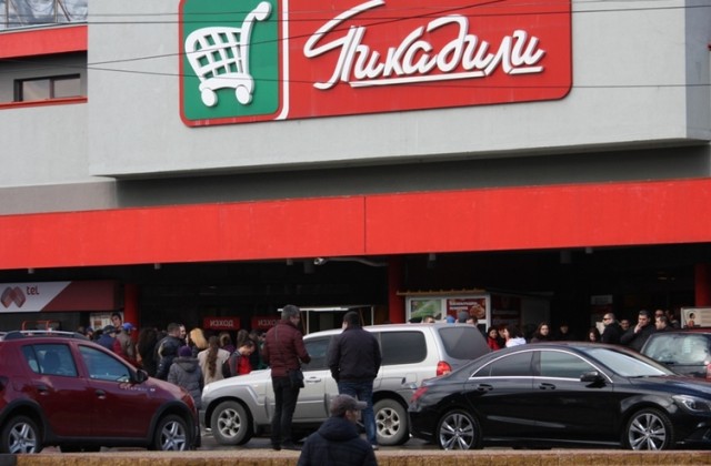Десетки настоящи и бивши служители на търговската верига „Пикадили“ се събраха на протест миналата седмица пред входа на най-големия й супермаркет във Варна с искане да им бъде платено дължимото