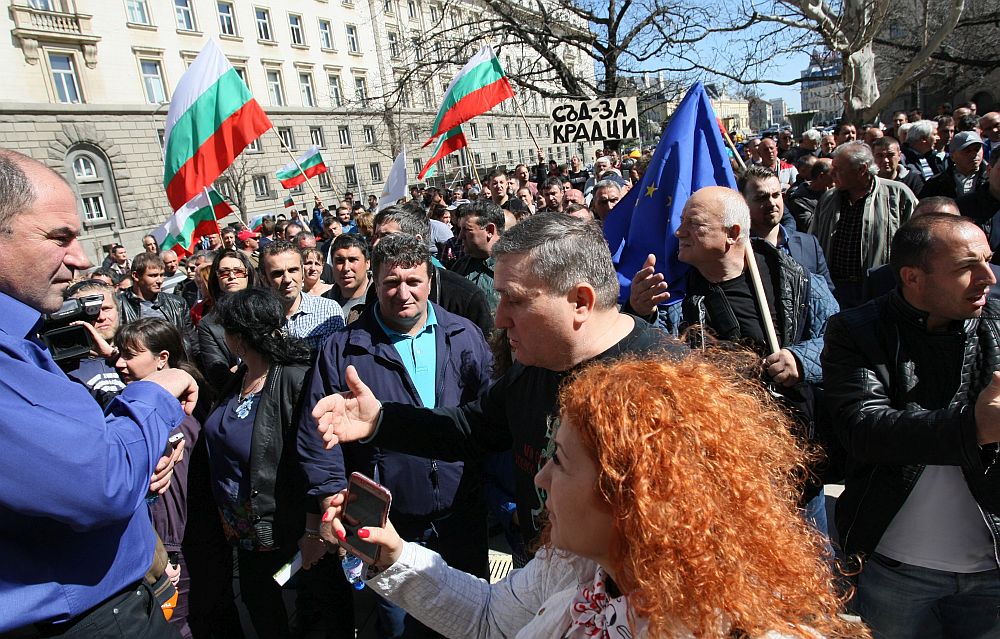 Исканията на животновъдите са да бъде отменена заповедта на служебния министър на земеделието и храните Христо Бозуков, с която се спира кандидатстването по мерките за евроекология и биоземеделие, а причината тази заповед да бъде издадена е, че парите са похарчени вече.