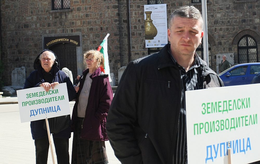 Исканията на животновъдите са да бъде отменена заповедта на служебния министър на земеделието и храните Христо Бозуков, с която се спира кандидатстването по мерките за евроекология и биоземеделие, а причината тази заповед да бъде издадена е, че парите са похарчени вече.