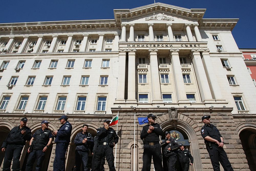 Исканията на животновъдите са да бъде отменена заповедта на служебния министър на земеделието и храните Христо Бозуков, с която се спира кандидатстването по мерките за евроекология и биоземеделие, а причината тази заповед да бъде издадена е, че парите са похарчени вече.