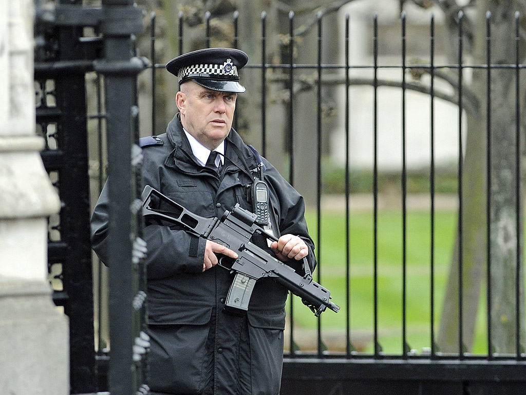 Полицейски служител е бил наръган от неизвестен нападател, който след това е бил прострелят, съобщават британски медии.