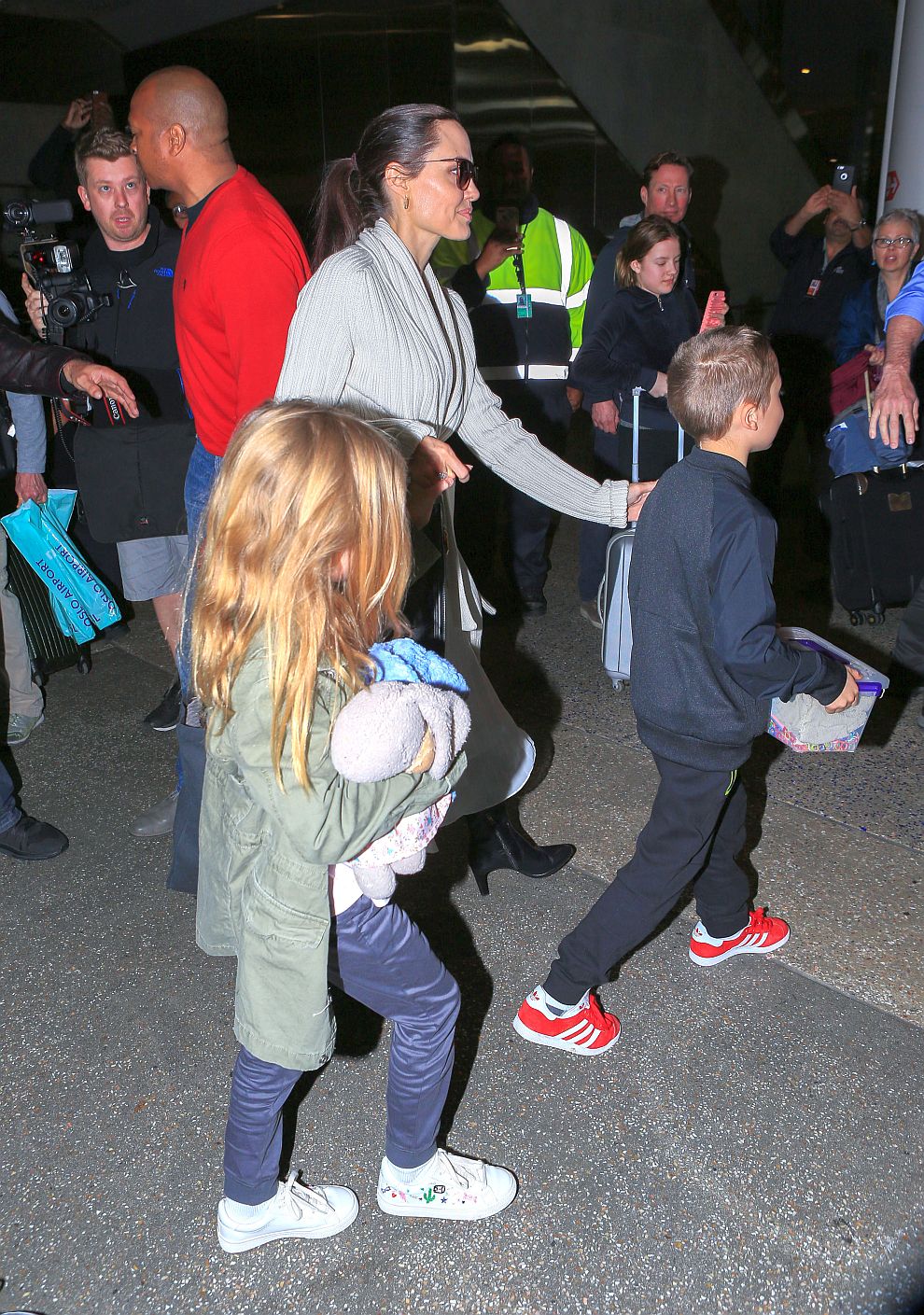 Анджелина Джоли има шест деца - Шайло и близнаците Нокс и Вивиен от актьора Брад Пит и осиновените Мадокс, Пакс, Захара.