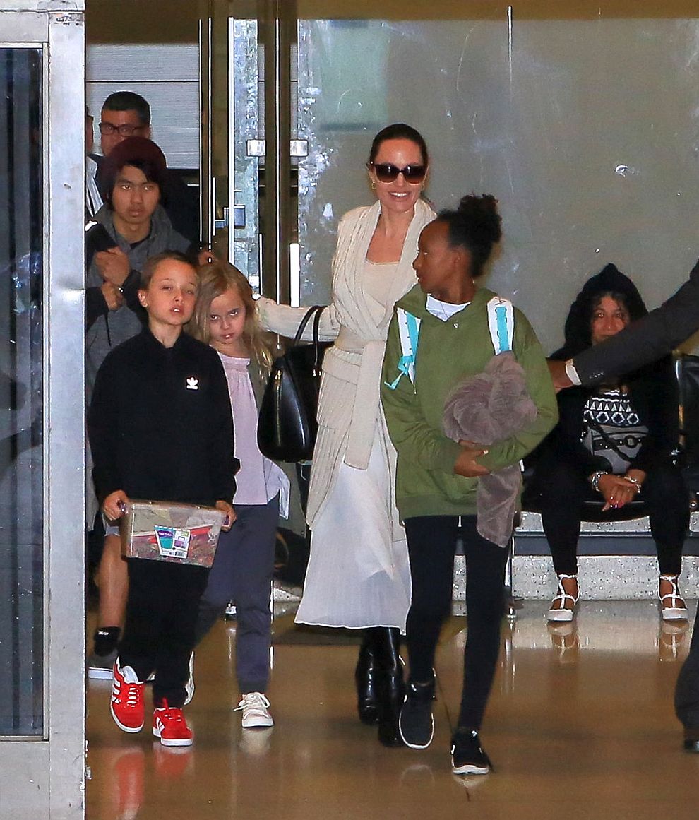 Анджелина Джоли има шест деца - Шайло и близнаците Нокс и Вивиен от актьора Брад Пит и осиновените Мадокс, Пакс, Захара.
