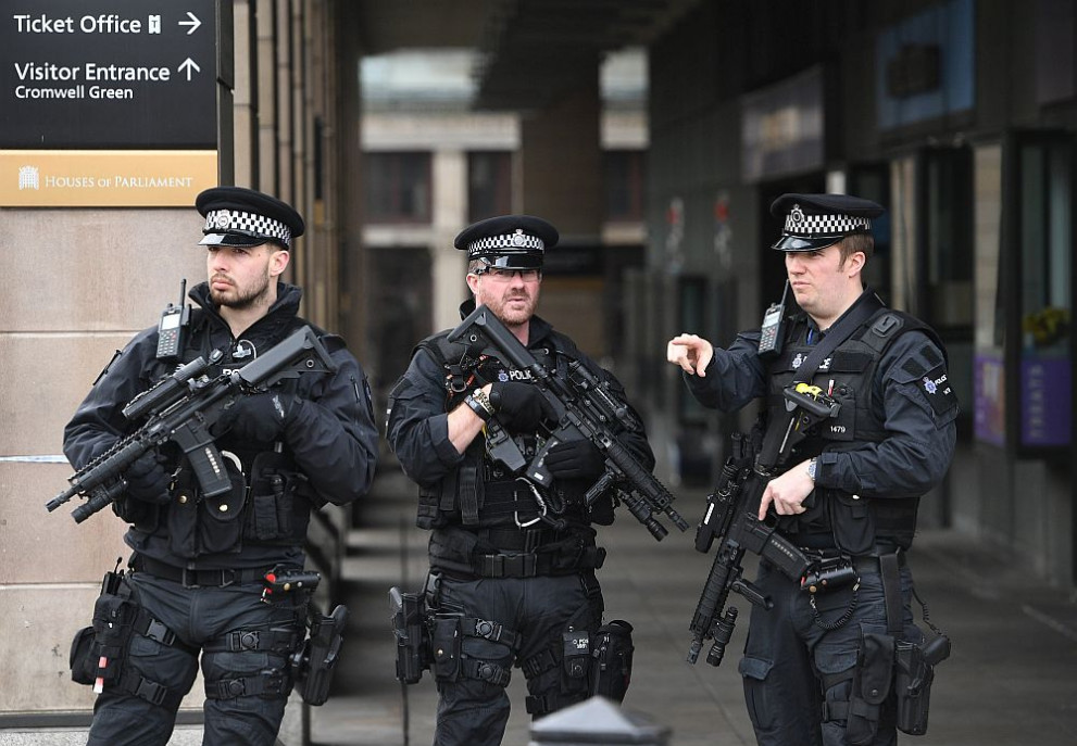 Въоръжени полицаи близо до сградата на парламента в Лондон след терористичното нападение