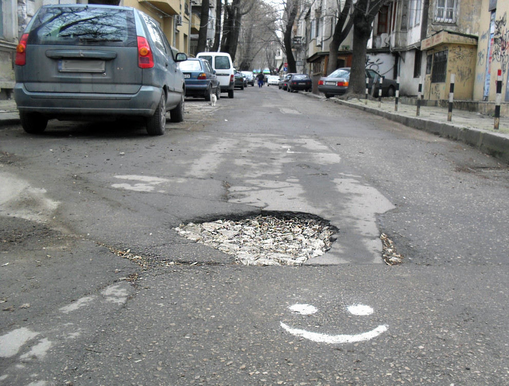 Улична дупка във Варна