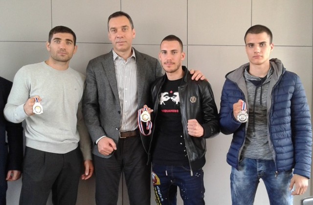Йордан Янков (най-вляво) стана за трети път световен шампион по тайландски бокс