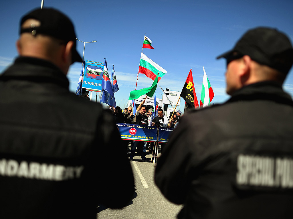 В 11:00 часа трите гранични пункта по българо-турската граница бяха затворени. Протестиращите носят лозунги срещу изборния туризум , както и знак „Стоп”, преведен и на турски език.