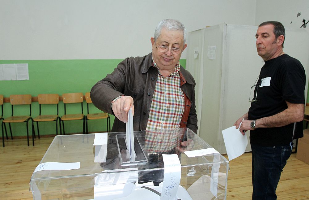 Българските граждани избират новите 240 народни представители, които ще представляват 44-тото Народно събрание.
