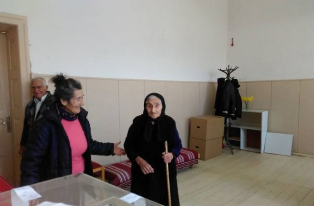 Баба Бона гласува в село Логодаж