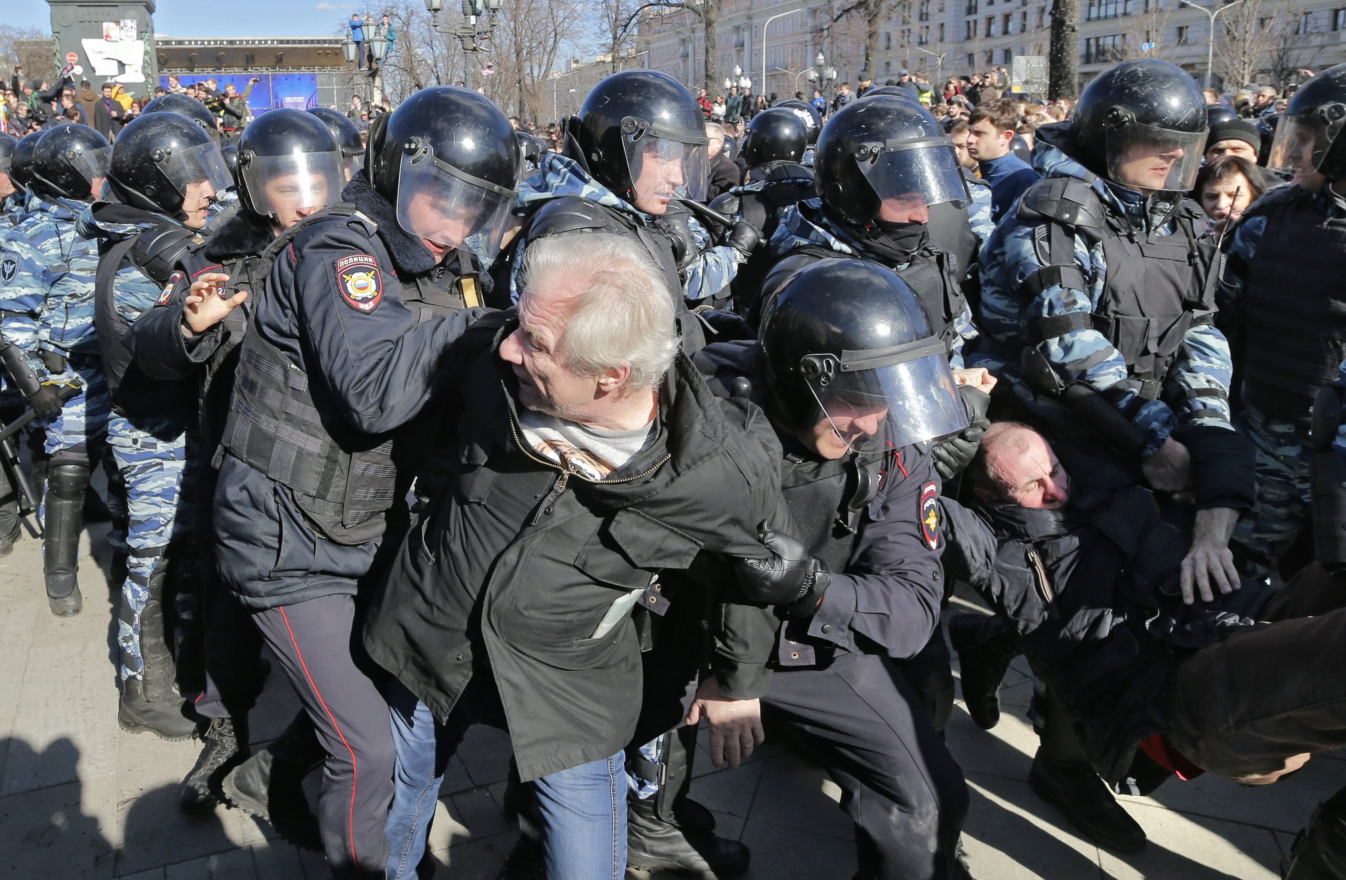 Стотици граждани са арестувани заради участието си в антикорупционни протести в руската столица Москва. Сред тях е и видният критик на Кремъл Алексей Навални. Над 7000 души са се включили в протеста. Полицията съобщи, че в Москва са арестувани около 500 души, но според неправителствена организация, специализирана в наблюдението на протести, задържаните са най-малко 933. Навални апелира за масови демонстрации след подробен доклад по-рано този месец, обвиняващ премиера Дмитрий Медведев в редовно използване на разкошните резиденции в централната част на Русия и на Черноморското крайбрежие.