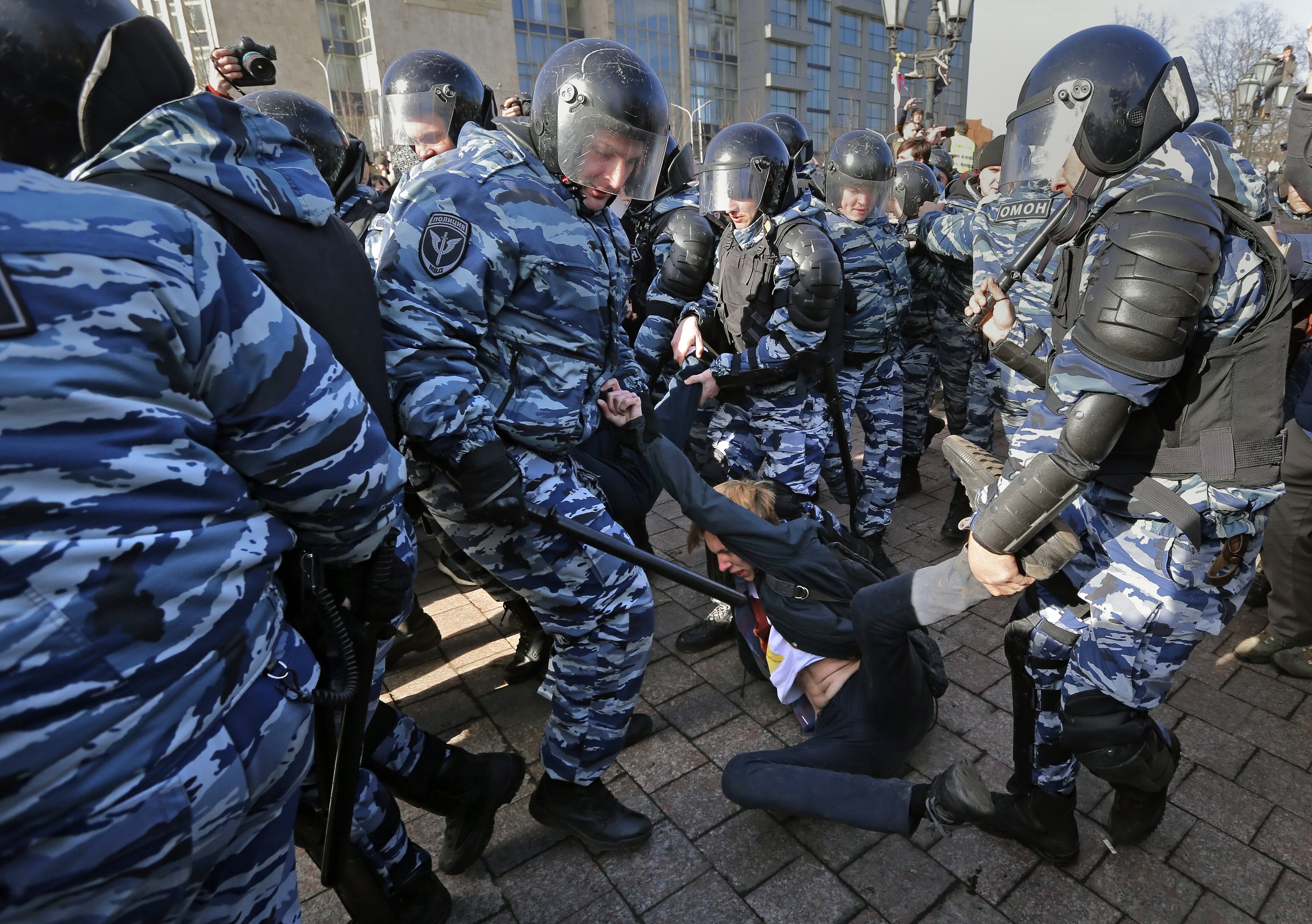 Стотици граждани са арестувани заради участието си в антикорупционни протести в руската столица Москва. Сред тях е и видният критик на Кремъл Алексей Навални. Над 7000 души са се включили в протеста. Полицията съобщи, че в Москва са арестувани около 500 души, но според неправителствена организация, специализирана в наблюдението на протести, задържаните са най-малко 933. Навални апелира за масови демонстрации след подробен доклад по-рано този месец, обвиняващ премиера Дмитрий Медведев в редовно използване на разкошните резиденции в централната част на Русия и на Черноморското крайбрежие.