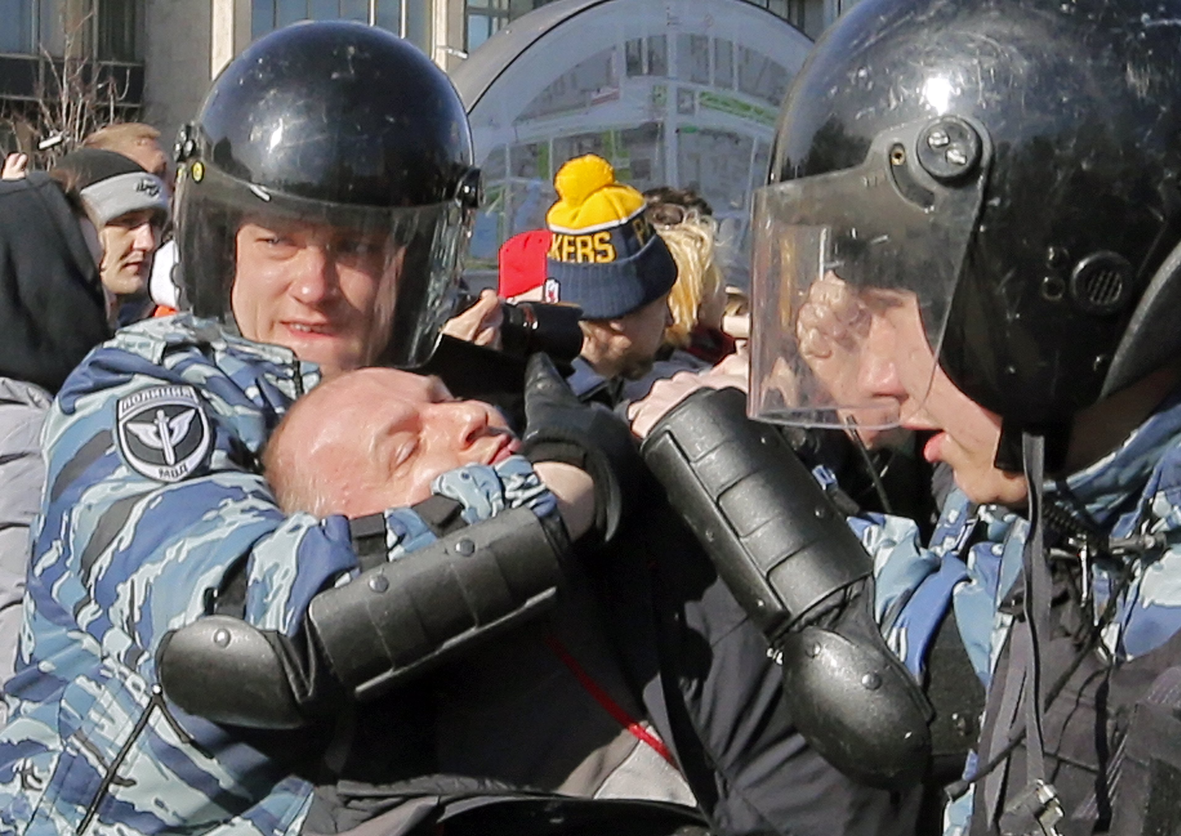 Стотици граждани са арестувани заради участието си в антикорупционни протести в руската столица Москва. Сред тях е и видният критик на Кремъл Алексей Навални. Над 7000 души са се включили в протеста. Полицията съобщи, че в Москва са арестувани около 500 души, но според неправителствена организация, специализирана в наблюдението на протести, задържаните са най-малко 933. Навални апелира за масови демонстрации след подробен доклад по-рано този месец, обвиняващ премиера Дмитрий Медведев в редовно използване на разкошните резиденции в централната част на Русия и на Черноморското крайбрежие.