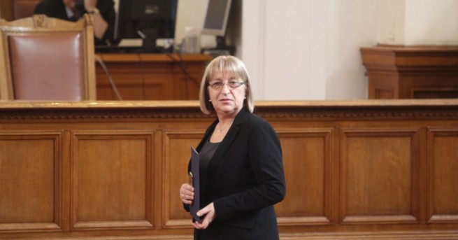Правосъдният министър Цецка Цачева отново внася точка за отчет на