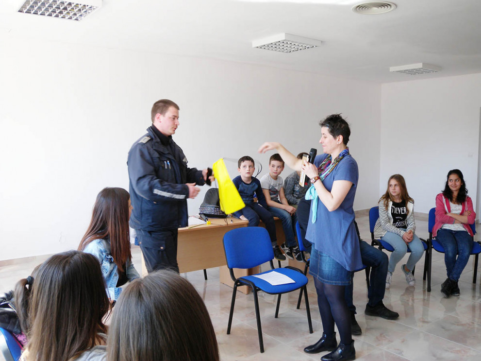 В интерактивна среща млади репортери от Кубратско интервюираха полицейски инспектор
