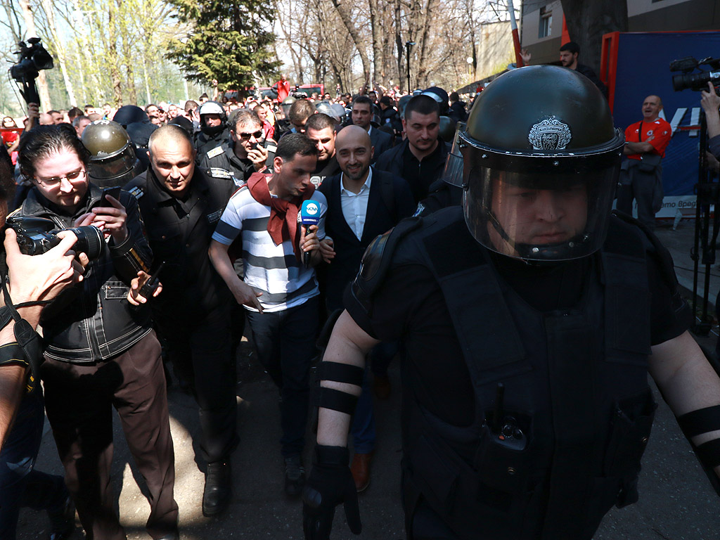 Търгът за емблемата и активите на фалиралото дружество се провали, след като фенове на тима не допуснаха представителя на ЦСКА 1948 да внесе необходимите документи