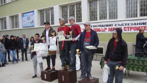 млад строител