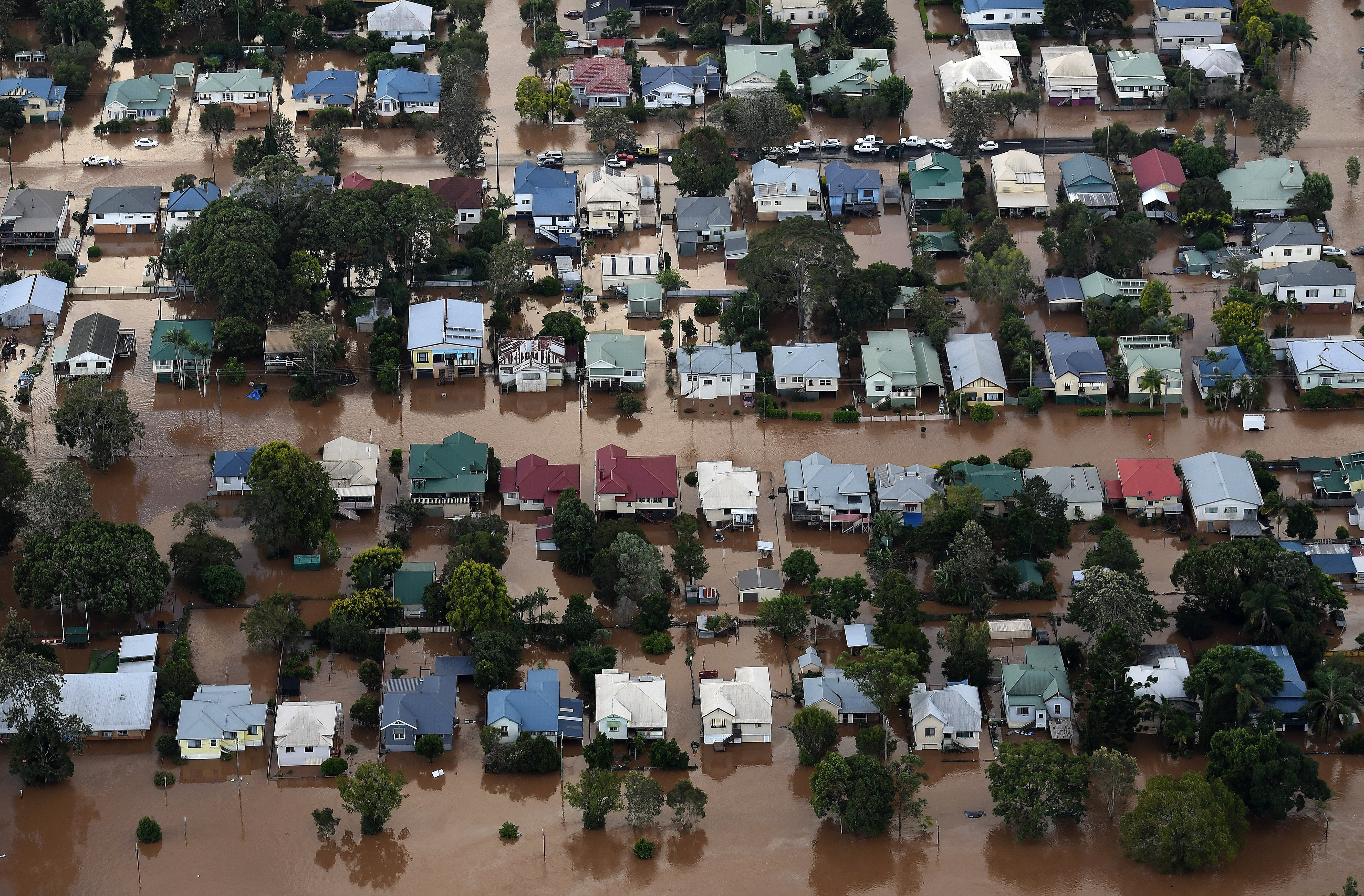 Десетки хиляди души бяха евакуирани от два австралийски щата заради тежките наводнения, причинени от мощния циклон Деби