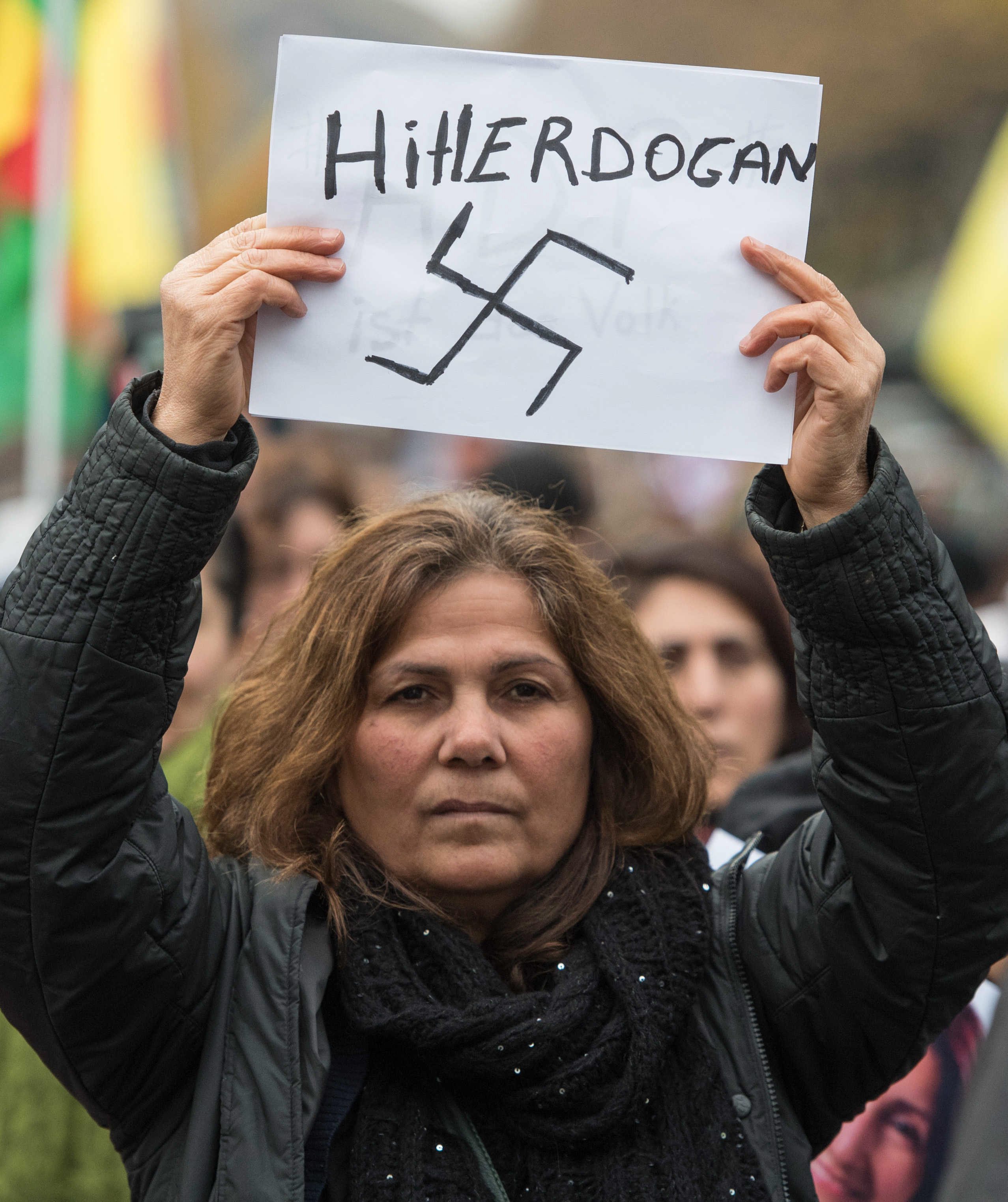 Протест на кюрди и алеви срещу турските репресии в германския град Кьолн.