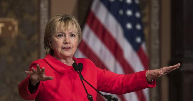 Бившият държавен секретар на САЩ Хилари Клинтън донесе руска ушанка