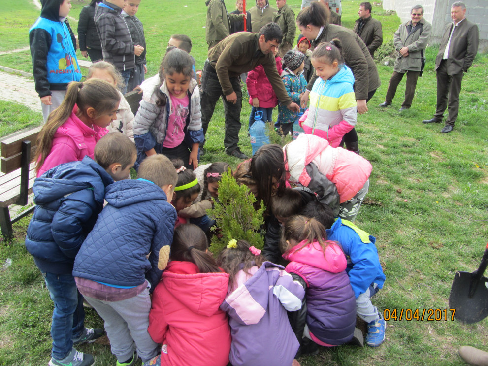 Деца залясяваха Смядово в Седмицата на гората