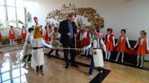 Лазарки посетиха общината