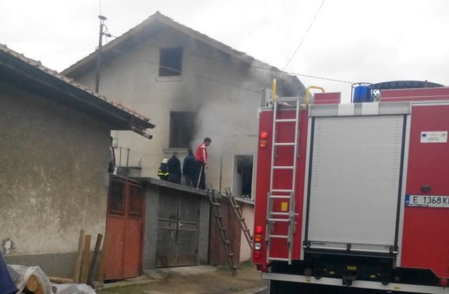 Пожар унищожи етаж от къща в Белица