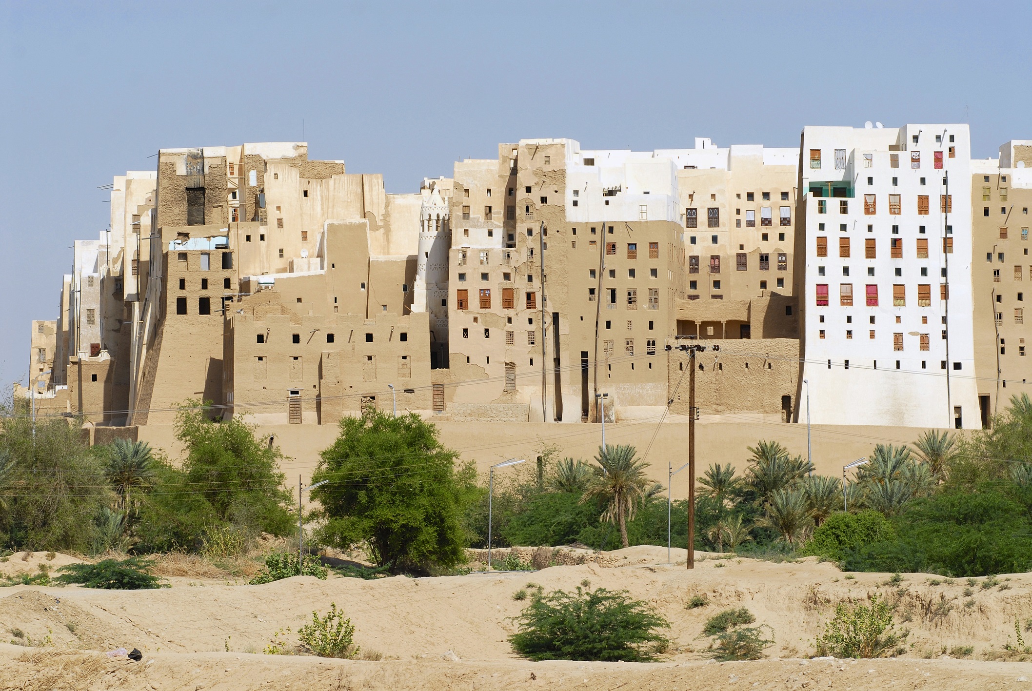 Група небостъргачи, направени от кал, се извисяват в пустинята, като демонстрация на способността на човечеството да се адаптира и към най-неблагоприятната околна среда.