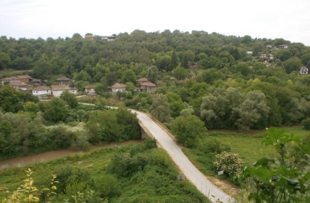 с. Табачка, погледнато от скалния манастир край селото