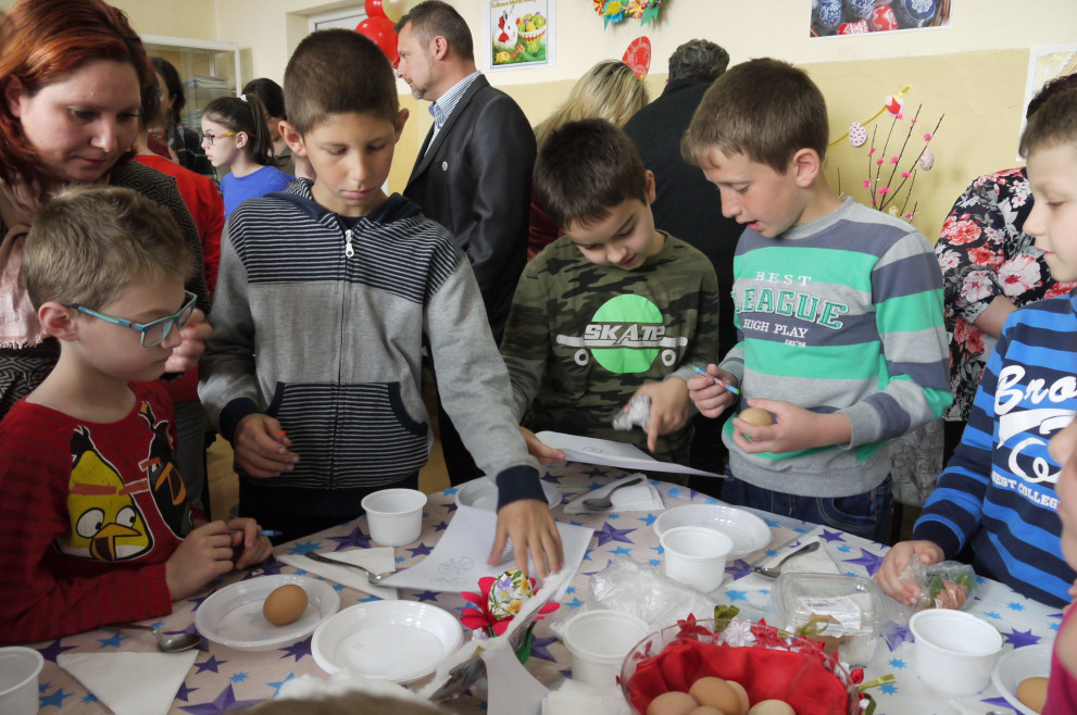 Децата боядисваха яйца и научиха за унгарските традиции