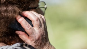 Възрастна жена предаде 25 000 канадски долара на телефонни измамници