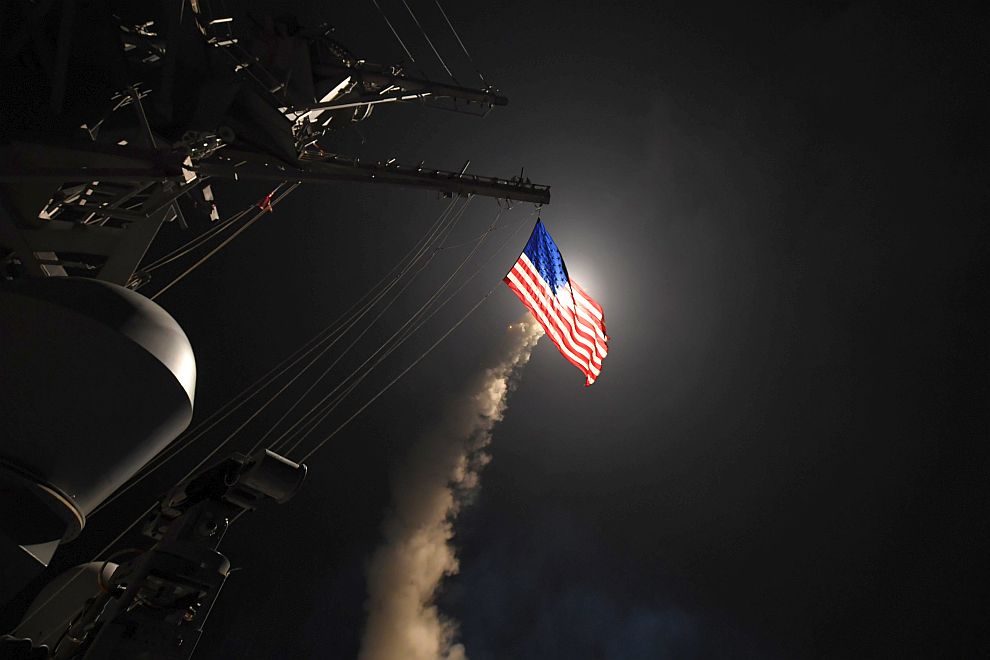 Американски бойни кораби изстреляха 50 летящи ракети Томахок по правителствени цели в Сирия.