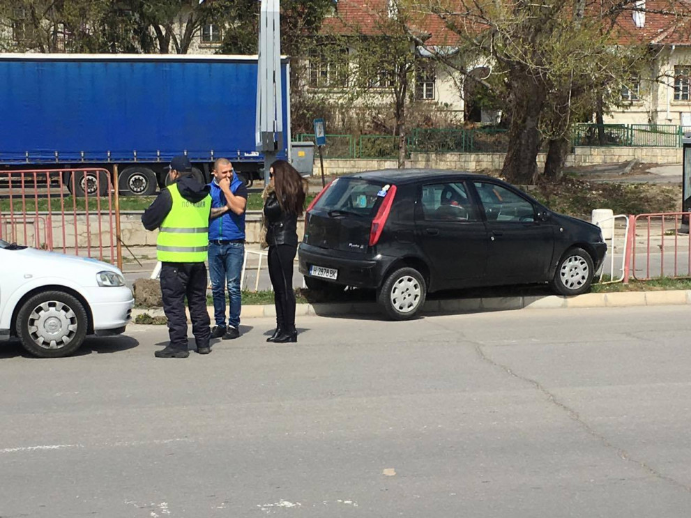 Вчера друг автомобил се удари в оградата край автогарата