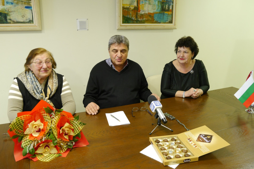 Вече година студентите помагат на пенсионери