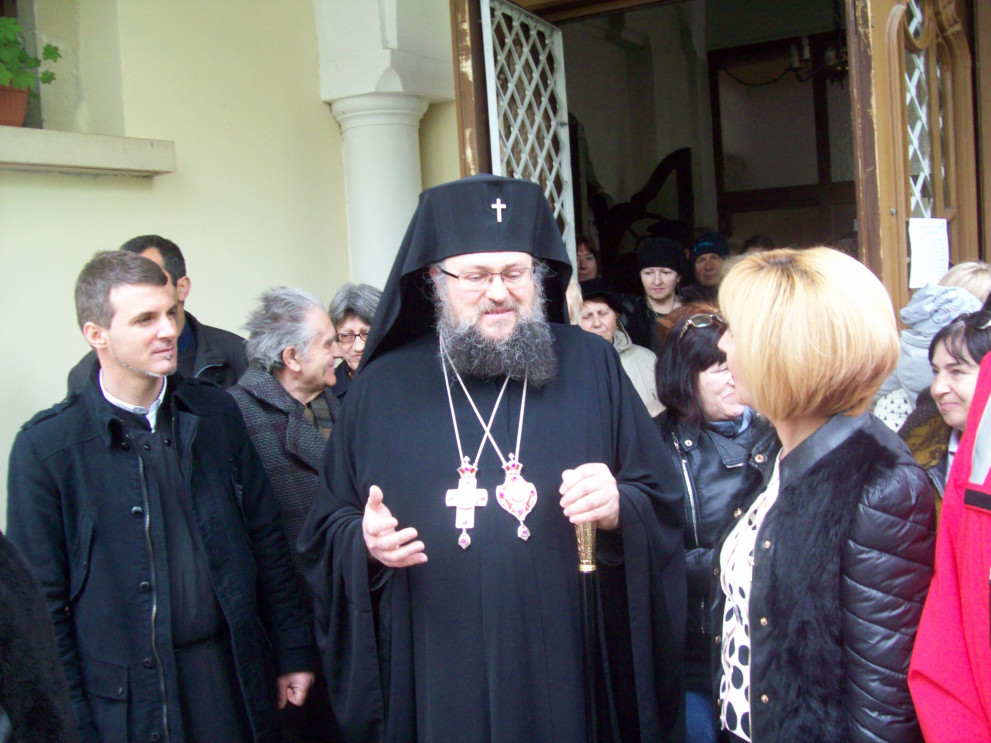 Митрополит Григорий и Мая Манолова пред храма "Св. Николай", където бяха раздадени пакетите.