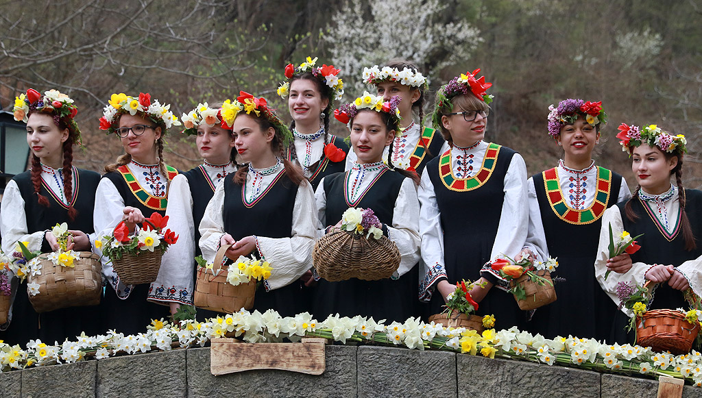 Ой, Лазаре, Лазаре, добре си ми дошъл Лазаре - Лазарки в ЕМО Етър