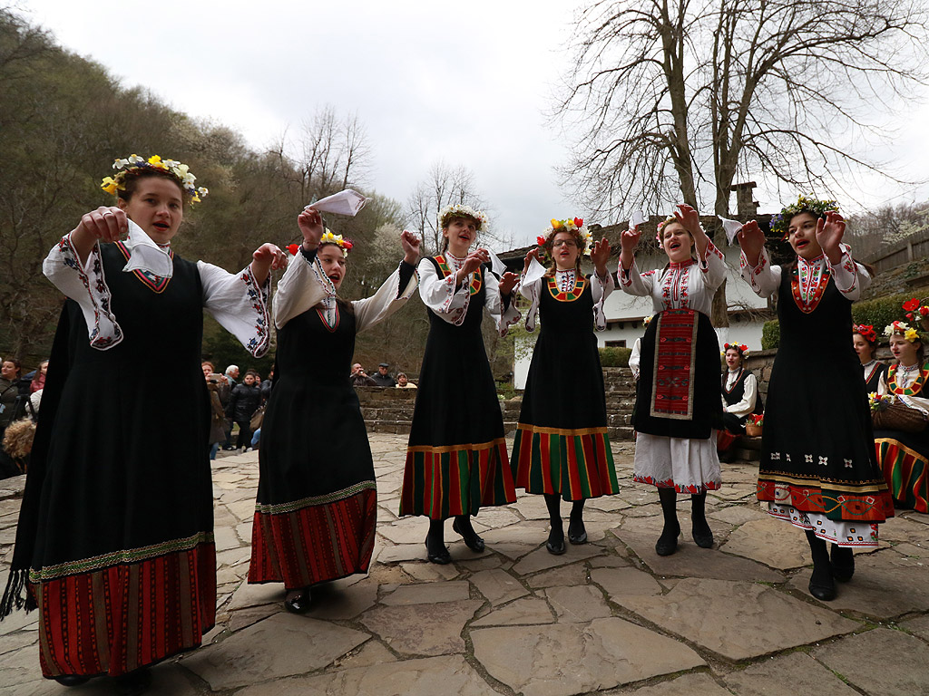 Ой, Лазаре, Лазаре, добре си ми дошъл Лазаре - Лазарки в ЕМО Етър