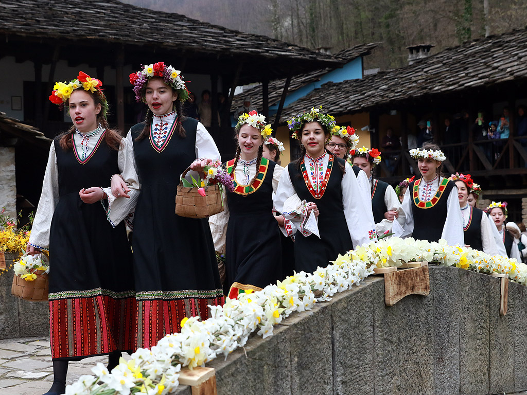 Ой, Лазаре, Лазаре, добре си ми дошъл Лазаре - Лазарки в ЕМО Етър