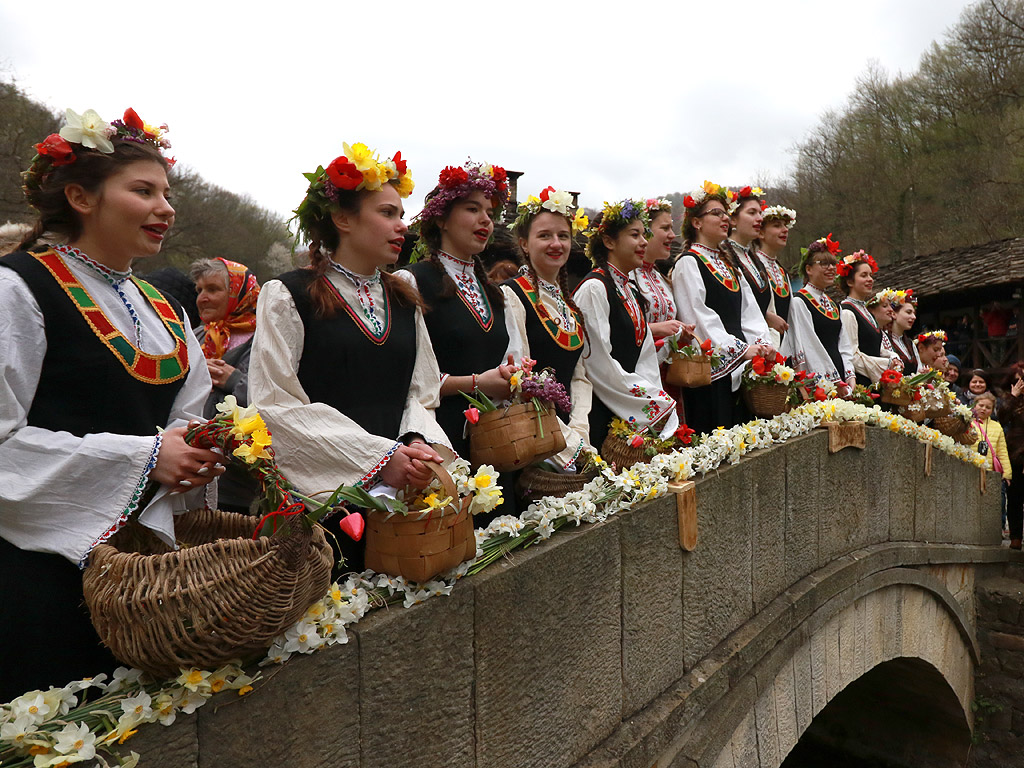 Ой, Лазаре, Лазаре, добре си ми дошъл Лазаре - Лазарки в ЕМО Етър