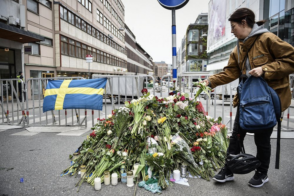 Хора поставят цветя на мястото на атентата в Стокхолм в знак на почит към жертвите