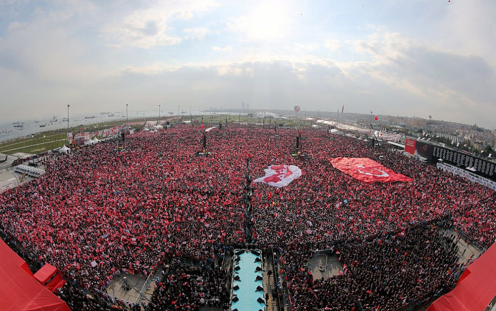 Митинг в Истанбул дни преди референдума за увеличаване на президентските правомощия